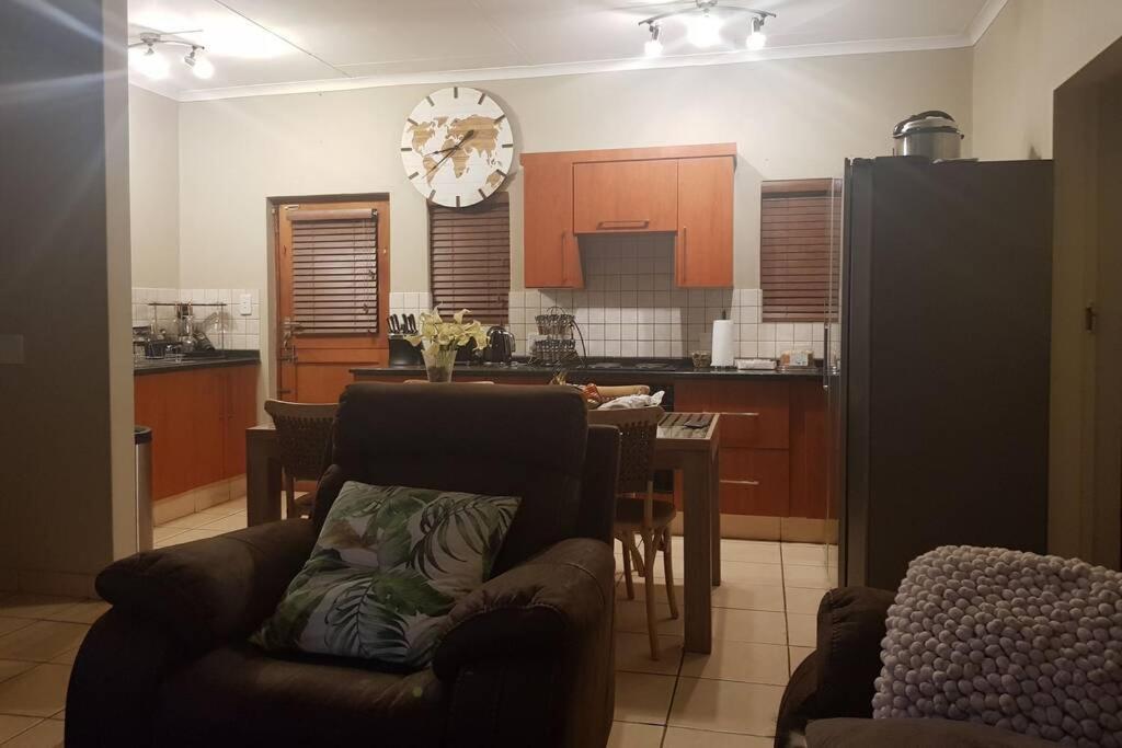Plush Private Home ポロクワネ エクステリア 写真